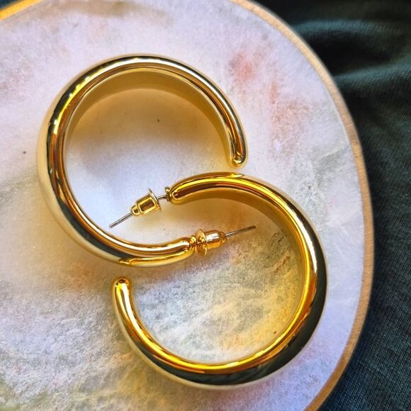 3/$16🎁 90s Style Gold Wide Plastic Hoop Earrings 1.5 Inch - Picture 3 of 7